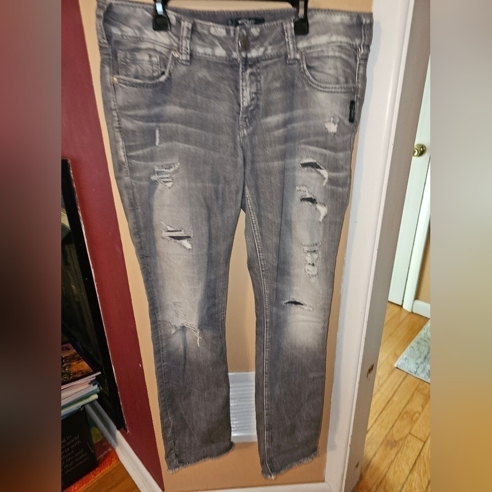 Silver Suki Capri Super Stretch Jeans Size W 30/ L 26 Distressed Denim
